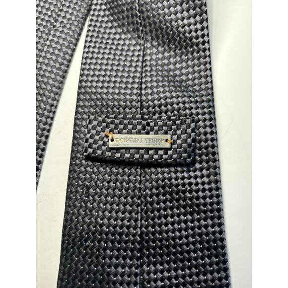 Donald J Trump Signature Collection Tie 100% Silk Navy/Gray & Black Textured 61" - Picture 5 of 6